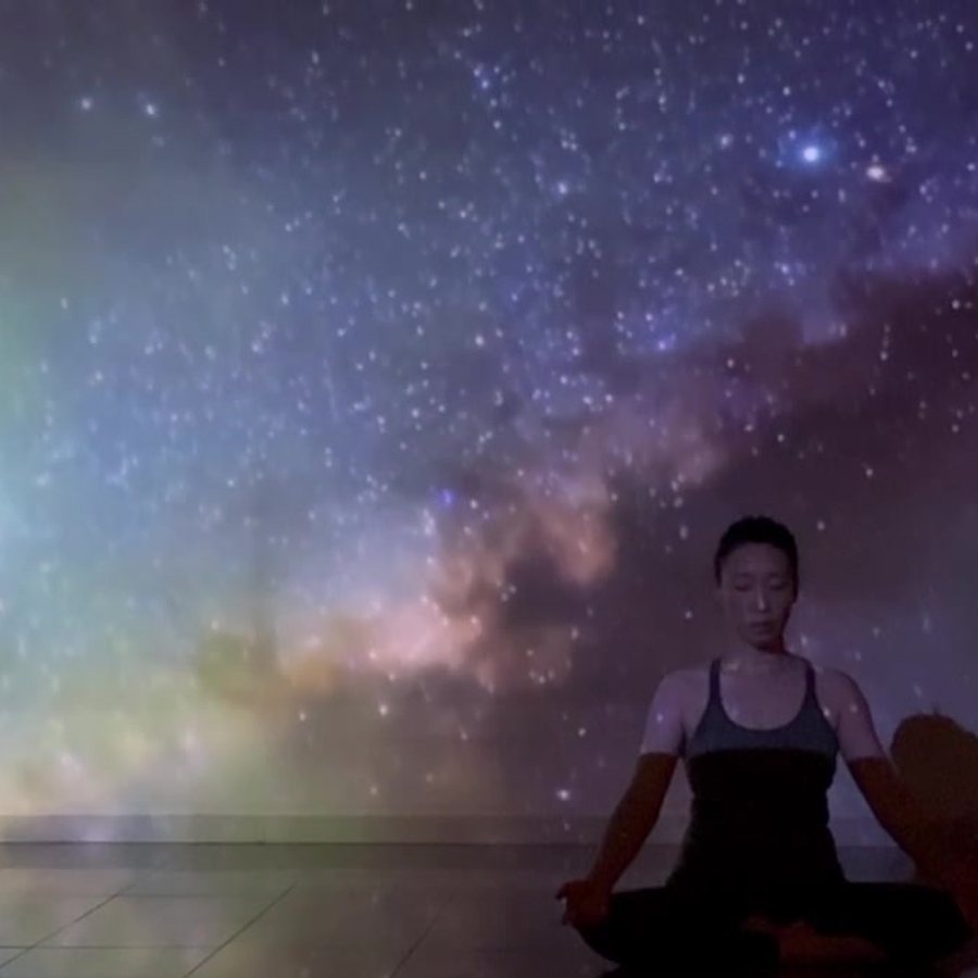 満天の星と天の川の映像の中で坐って瞑想する様子